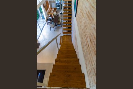 Casa à venda com 220m², 3 quartos e 4 vagas Casa à venda com 220m², 3 quartos e 4 vagasEscada