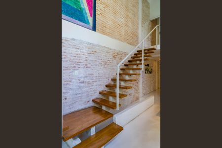 Casa à venda com 220m², 3 quartos e 4 vagas Casa à venda com 220m², 3 quartos e 4 vagasEscada