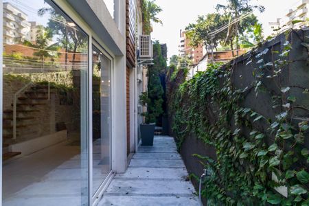 Casa à venda com 220m², 3 quartos e 4 vagas Casa à venda com 220m², 3 quartos e 4 vagasVista Varanda Sala