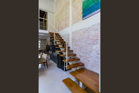 Casa à venda com 220m², 3 quartos e 4 vagas Casa à venda com 220m², 3 quartos e 4 vagasEscada