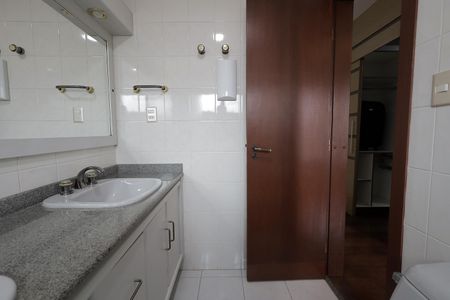 Apartamento à venda com 196m², 4 quartos e 2 vagasBanheiro Suíte 3