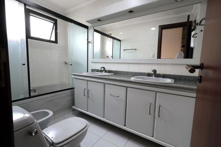 Apartamento à venda com 196m², 4 quartos e 2 vagasBanheiro Suíte 3