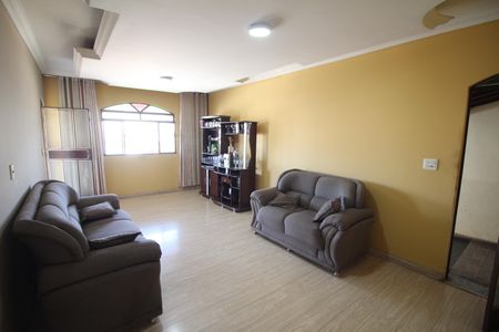 Sala de casa à venda com 4 quartos, 404m² em Industrial, Contagem