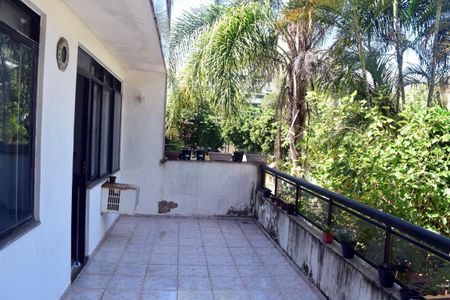 Casa de condomínio à venda com 250m², 4 quartos e 1 vagaVaranda