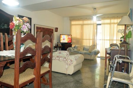 Casa de condomínio à venda com 250m², 4 quartos e 1 vagaSala