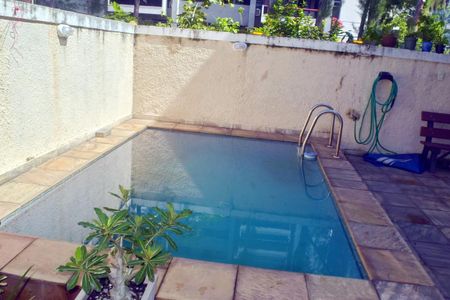 Casa de condomínio à venda com 250m², 4 quartos e 1 vagaPiscina