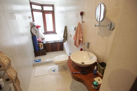 Casa de condomínio à venda com 220m², 5 quartos e 1 vagaBanheiro da Suíte