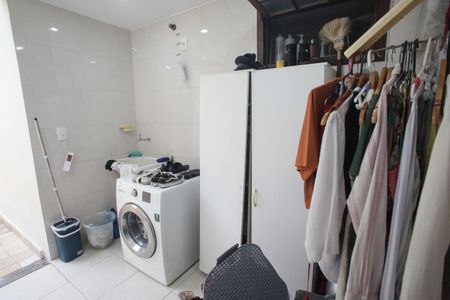 Casa de condomínio à venda com 220m², 5 quartos e 1 vagaÁrea de Serviço