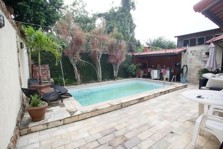 Casa de condomínio à venda com 220m², 5 quartos e 1 vagaPiscina