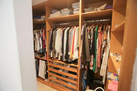 Casa de condomínio à venda com 220m², 5 quartos e 1 vagaCloset da Suíte