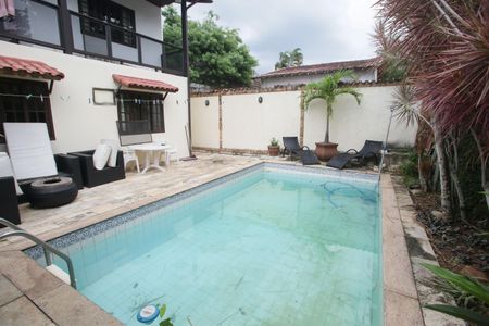 Casa de condomínio à venda com 220m², 5 quartos e 1 vagaPiscina