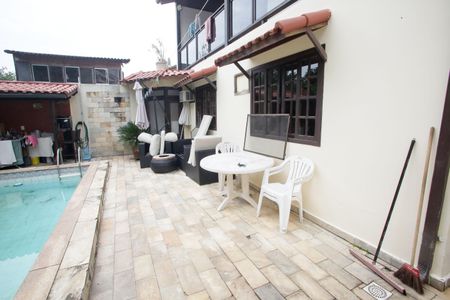 Casa de condomínio à venda com 220m², 5 quartos e 1 vagaPiscina