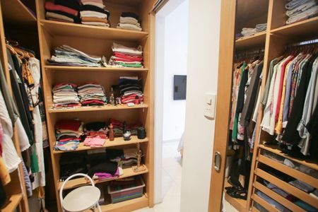 Casa de condomínio à venda com 220m², 5 quartos e 1 vagaCloset da Suíte