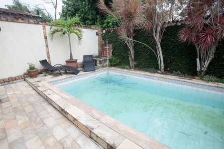 Casa de condomínio à venda com 220m², 5 quartos e 1 vagaPiscina