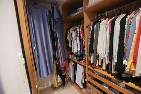 Casa de condomínio à venda com 220m², 5 quartos e 1 vagaCloset da Suíte