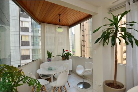 Apartamento à venda com 110m², 2 quartos e 4 vagasVaranda