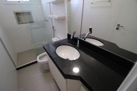 Casa de condomínio para alugar com 117m², 3 quartos e 2 vagasBanheiro Social