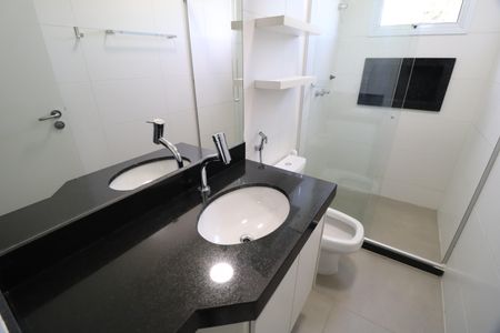 Casa de condomínio para alugar com 117m², 3 quartos e 2 vagasBanheiro do Quarto 1