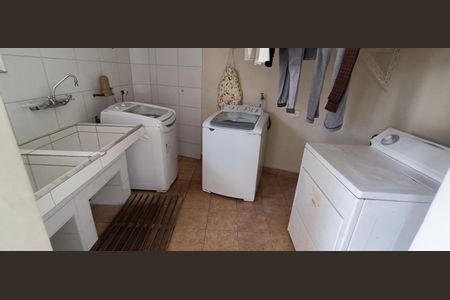 Casa à venda com 1200m², 3 quartos e 8 vagas Casa à venda com 1200m², 3 quartos e 8 vagasÁrea de Serviço