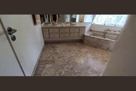 Casa à venda com 1200m², 3 quartos e 8 vagas Casa à venda com 1200m², 3 quartos e 8 vagasSuíte 1