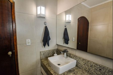 Casa à venda com 201m², 3 quartos e 4 vagasBanheiro Corredor