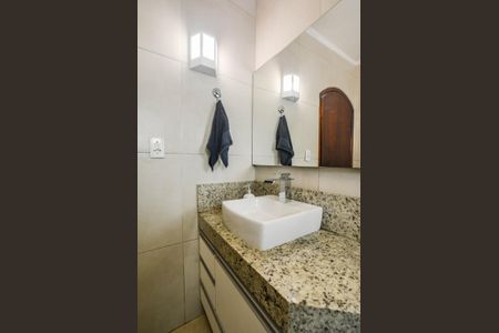 Casa à venda com 201m², 3 quartos e 4 vagasBanheiro Corredor