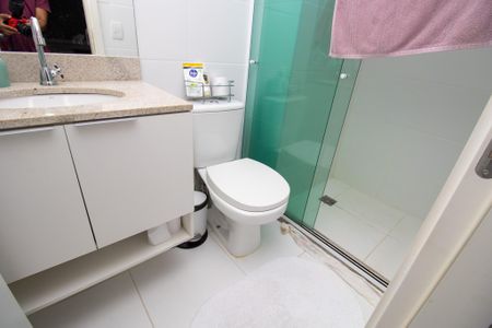 Apartamento à venda com 65m², 2 quartos e 2 vagasBanheiro quarto 2