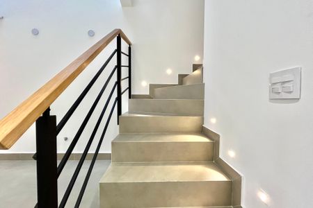 Casa à venda com 165m², 3 quartos e 2 vagas Casa à venda com 165m², 3 quartos e 2 vagasEscada