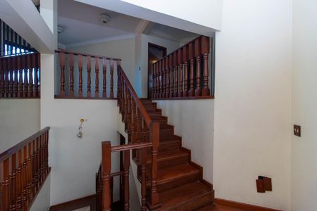 Casa para alugar com 550m², 3 quartos e 10 vagasEscadas