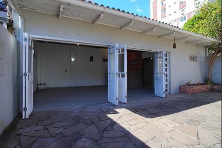 Casa à venda com 300m², 3 quartos e 3 vagasGaragem - Fundos