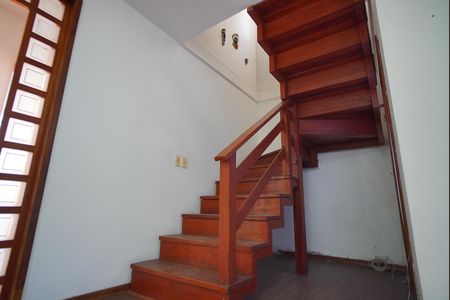 Casa à venda com 300m², 3 quartos e 3 vagasEscada - Segundo Andar