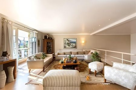 Casa à venda com 384m², 4 quartos e 3 vagas Casa à venda com 384m², 4 quartos e 3 vagasFoto 02