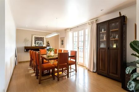 Casa à venda com 384m², 4 quartos e 3 vagas Casa à venda com 384m², 4 quartos e 3 vagasFoto 03