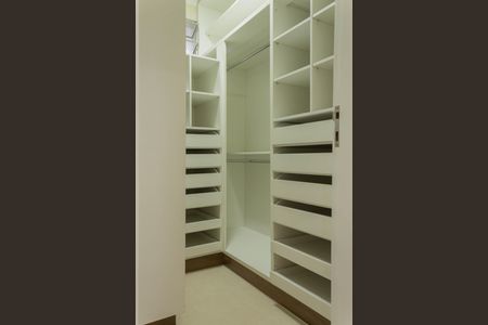 Apartamento à venda com 104m², 2 quartos e 1 vagaCloset da suíte 1