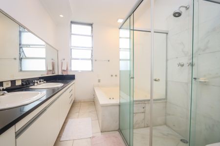 Casa à venda com 750m², 5 quartos e 8 vagasBanheiro da Suite Master