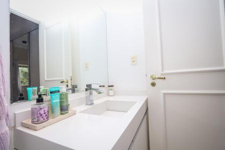 Casa à venda com 750m², 5 quartos e 8 vagasBanheiro da Suite 2