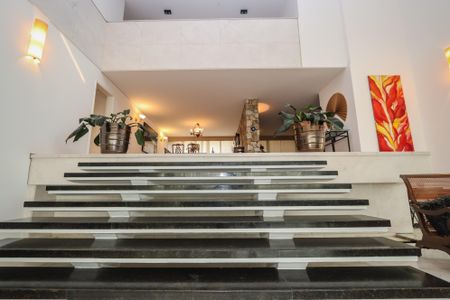 Casa à venda com 750m², 5 quartos e 8 vagasEscada