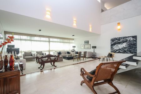Casa à venda com 750m², 5 quartos e 8 vagasSala