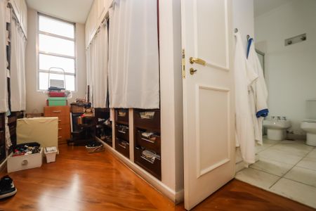 Casa à venda com 750m², 5 quartos e 8 vagasCloset da Suite Master