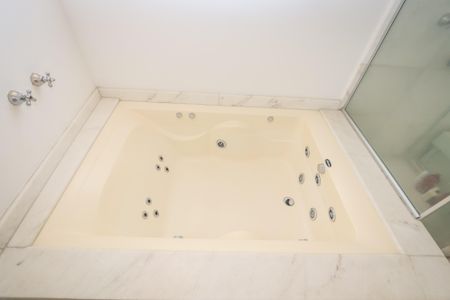 Casa à venda com 750m², 5 quartos e 8 vagasBanheiro da Suite Master