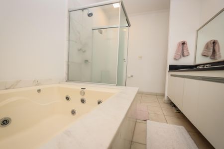 Casa à venda com 750m², 5 quartos e 8 vagasBanheiro da Suite Master