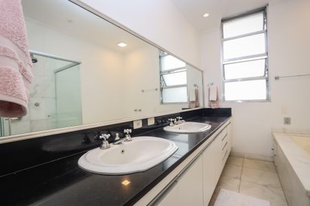 Casa à venda com 750m², 5 quartos e 8 vagasBanheiro da Suite Master