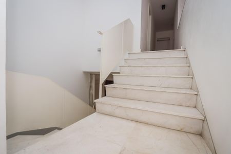 Casa à venda com 750m², 5 quartos e 8 vagasEscada das Suites