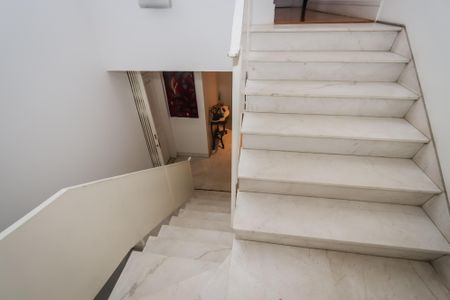 Casa à venda com 750m², 5 quartos e 8 vagasEscada das Suites