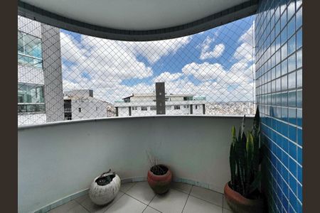 Apartamento à venda com 156m², 4 quartos e 3 vagas Apartamento à venda com 156m², 4 quartos e 3 vagasSacada da Sala