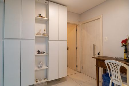Apartamento à venda com 200m², 2 quartos e 1 vaga Apartamento à venda com 200m², 2 quartos e 1 vagaHall de Serviço
