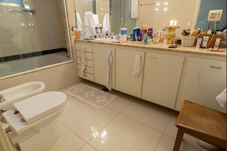 Apartamento à venda com 200m², 2 quartos e 1 vaga Apartamento à venda com 200m², 2 quartos e 1 vagaBanheiro da Suíte