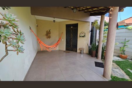 Casa à venda com 180m², 2 quartos e 2 vagas Casa à venda com 180m², 2 quartos e 2 vagasEntrada