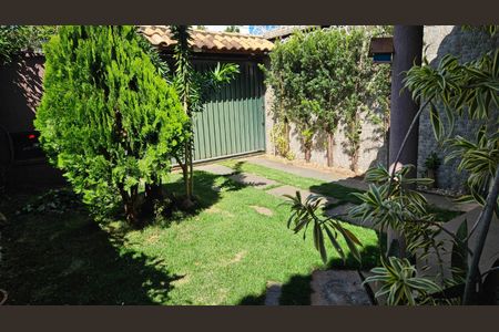 Casa à venda com 180m², 2 quartos e 2 vagas Casa à venda com 180m², 2 quartos e 2 vagasEntrada