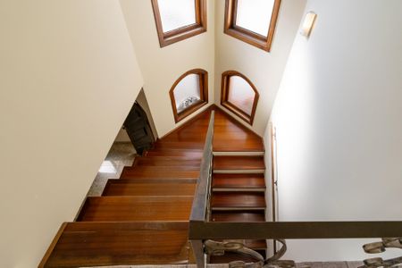 Casa à venda com 295m², 4 quartos e 4 vagasEscada